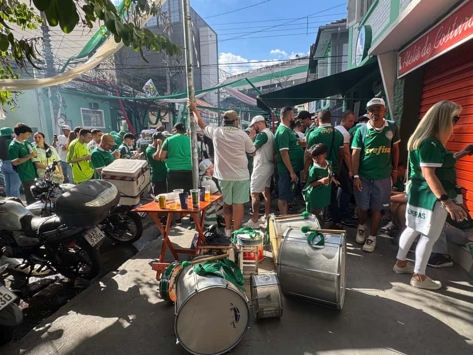 Torcida do Palmeiras nos arredores do Allianz Parque
