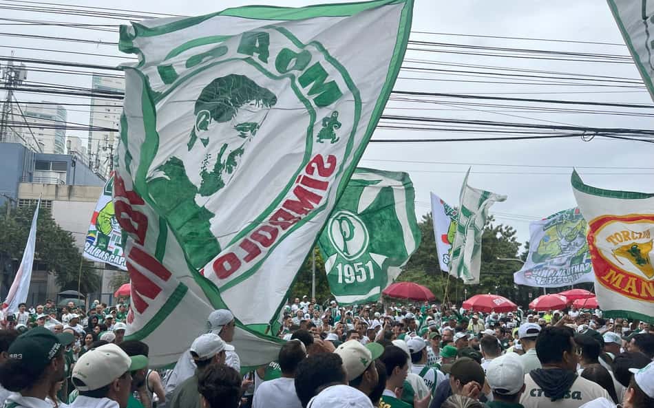 Torcida do Palmeiras canta e vibra na despedida do elenco antes do Mundial