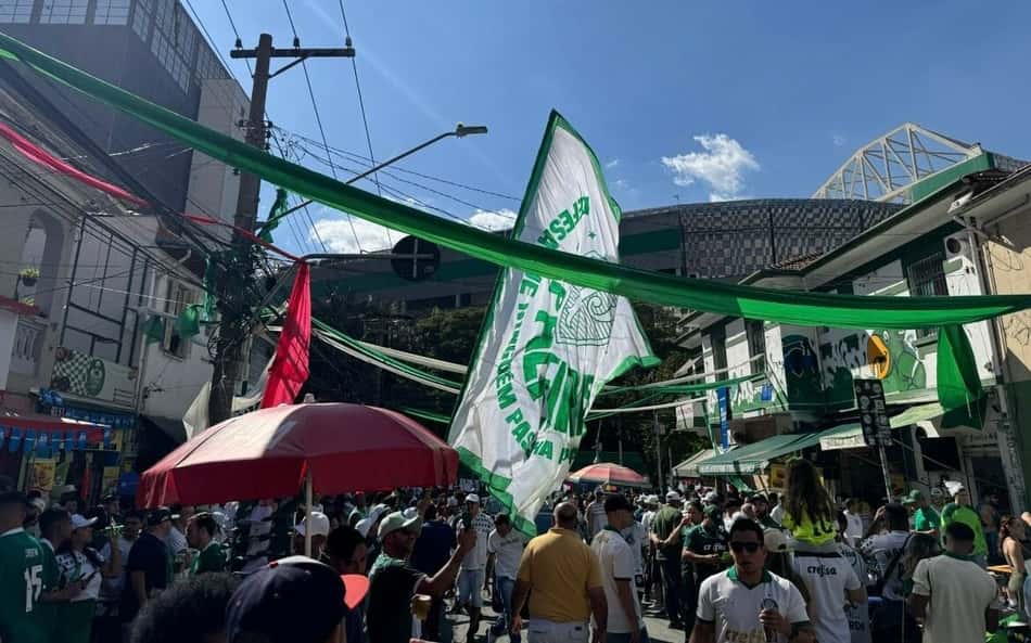 Torcedores do Palmeiras se reúnem perto do Allianz Parque antes do duelo com Al Ahly
