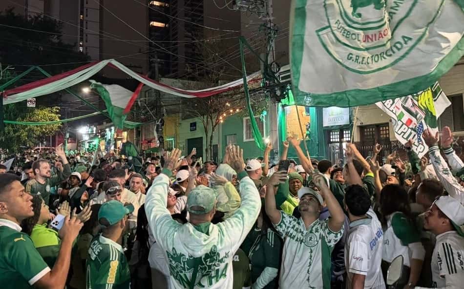 Em São Paulo, torcedores do Palmeiras celebram vaga nas oitavas do Mundial
