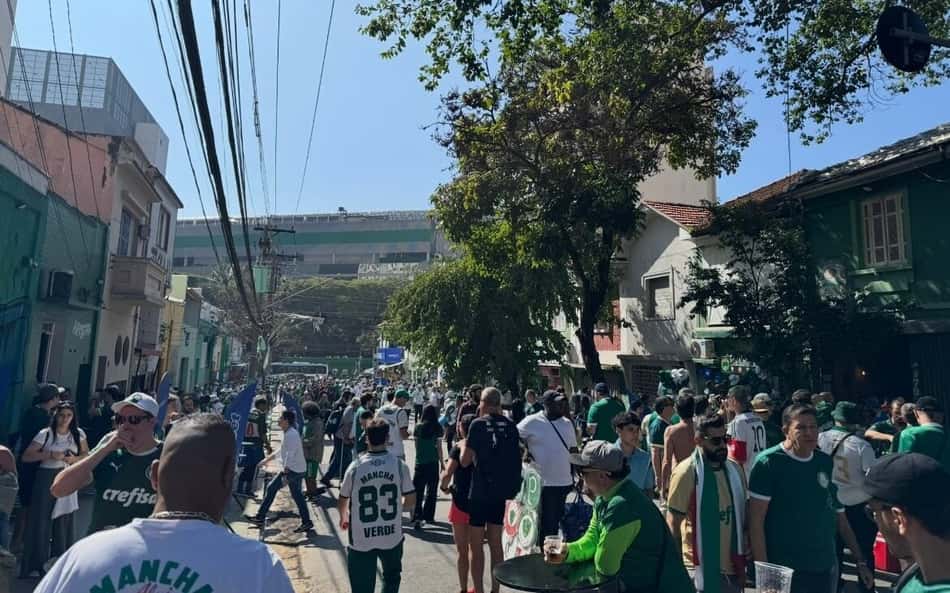 Torcedores do Palmeiras se reúnem perto do Allianz antes de duelo contra o Botafogo