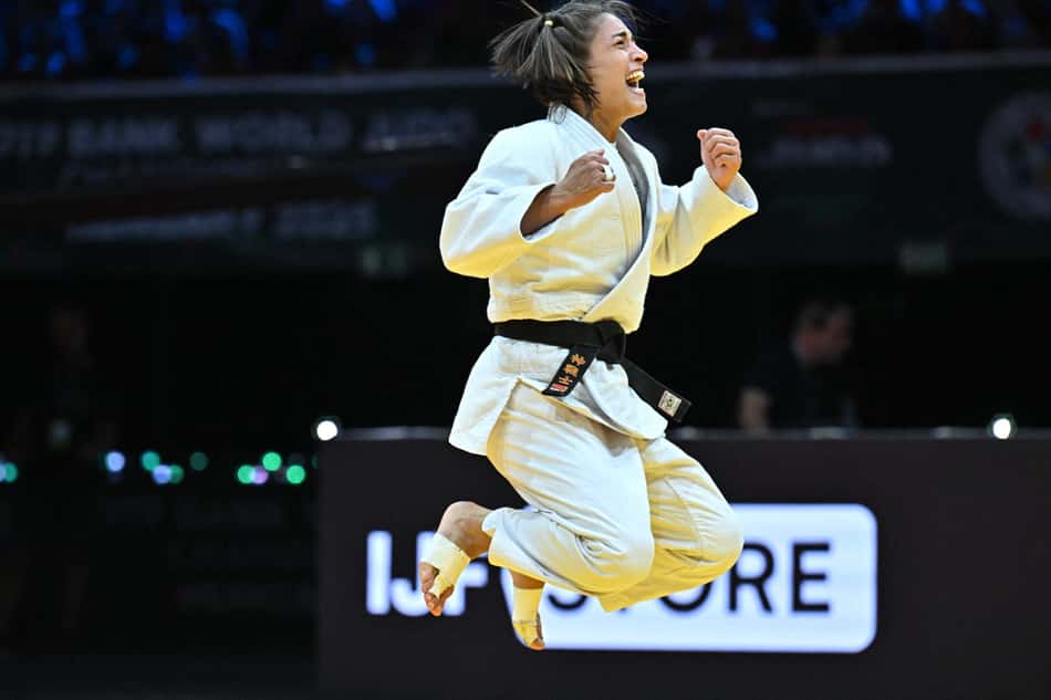 A italiana Assunta Scutto comemora a vitória sobre Abiba Abuzhakynova, do Cazaquistão, na final da categoria -48kg feminina (foto: Attila KISBENEDEK / AFP)