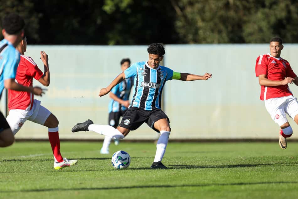 João Borne com a bola em clássico Gre-Nal pelo Campeonato Brasileiro Sub-17. (Foto: Guilherme Testa/Grêmio FBPA)