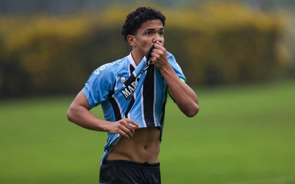 Conheça o jogador da base do Grêmio que tem média de mais de um gol por jogo em 2025