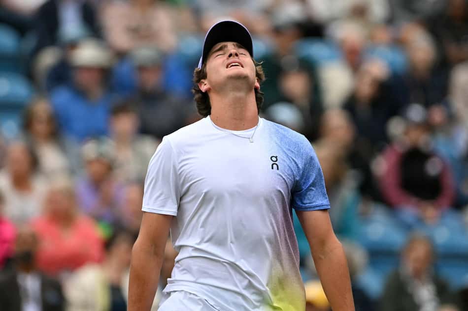 João Fonseca retoma a partida contra Taylor Fritz em Eastbourne (foto: Glyn KIRK / AFP)