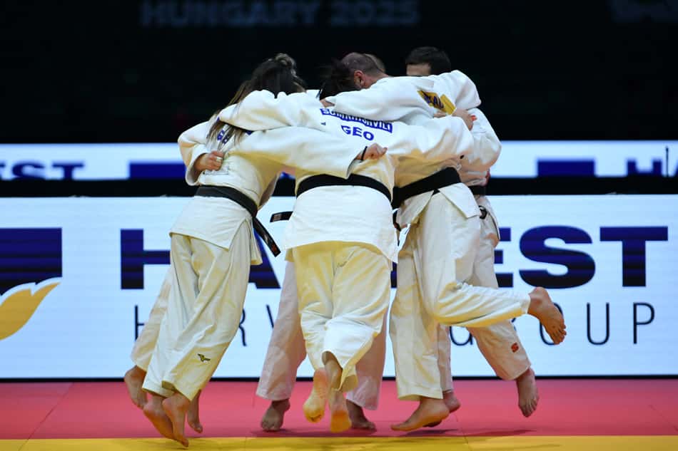 Equipe da Geórgia Comemora a vitória no Mundial de Judô (foto: Ferenc ISZA / AFP)
