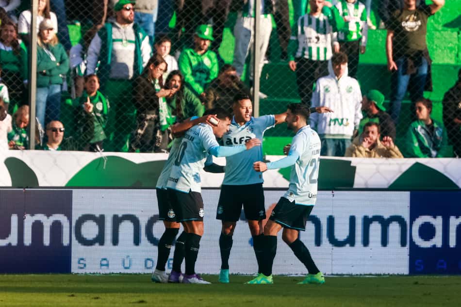 Jogadores do Grêmio comemoram um dos gols da vitória sobre o Juventude. (Foto: Luiz Erbes/AGIF)