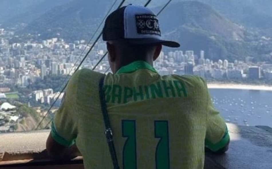 Lamine Yamal joga futebol na Rocinha vestindo camisa de atacante da Seleção Brasileira