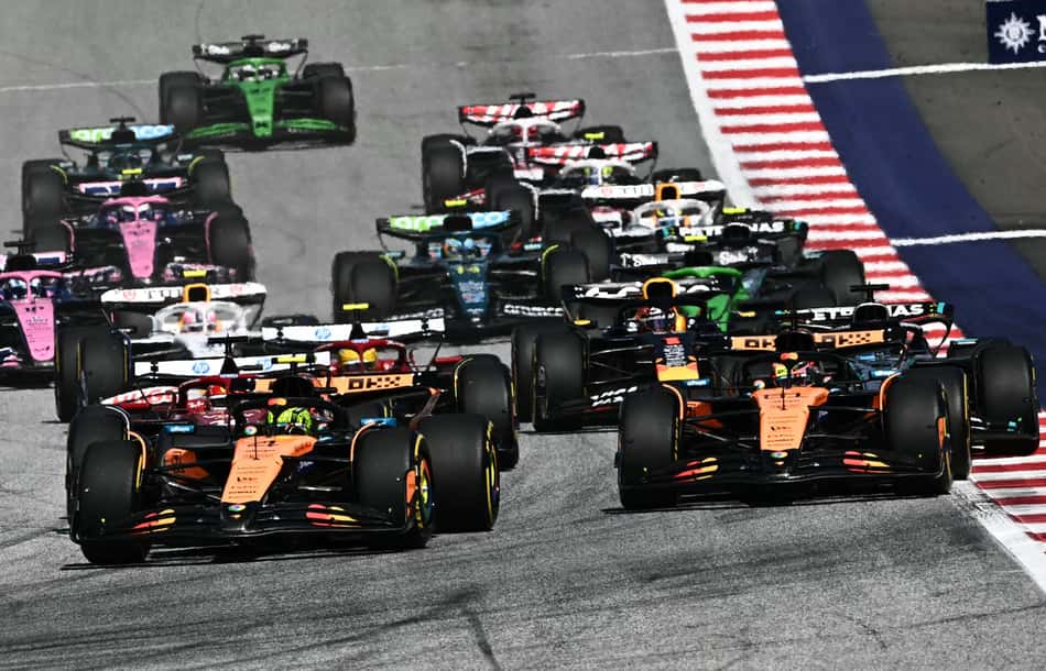Lando Norris e Oscar Piastri lidera pelotão no GP da Áustria pela F1 2025 (Foto: Joe Klamar / AFP)