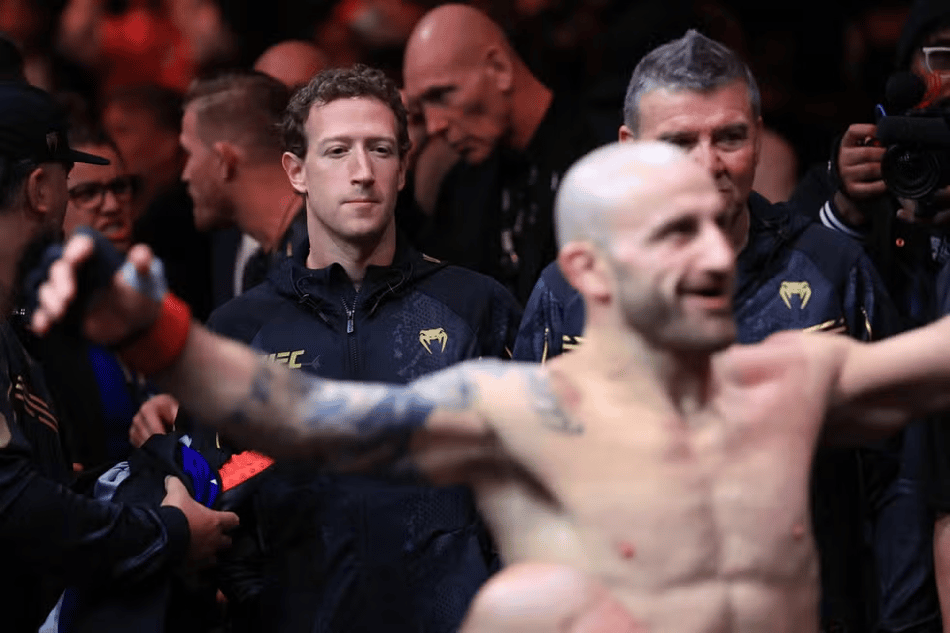 Zuckerberg no córner de Volkanovski no UFC (Foto: SEAN M. HAFFEY/AFP)