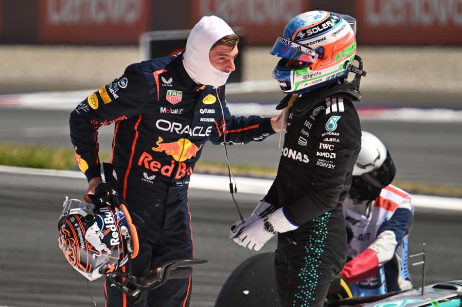 Max Verstappen e Kimi Antonelli após a batida no GP da Áustria (foto: Jure Makovec / AFP)