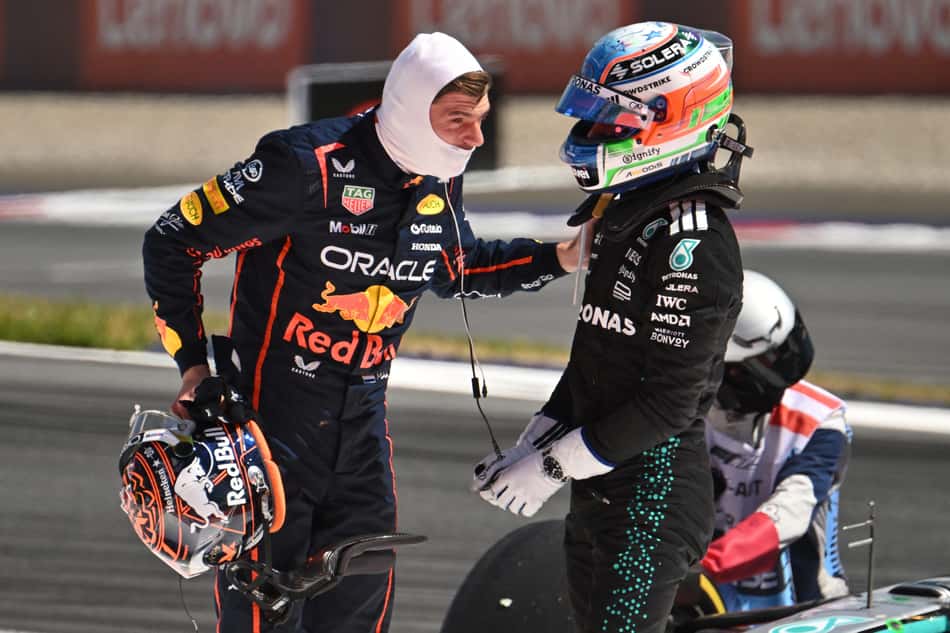 Max Verstappen e Kimi Antonelli após a batida no GP da Áustria (foto: Jure Makovec / AFP)