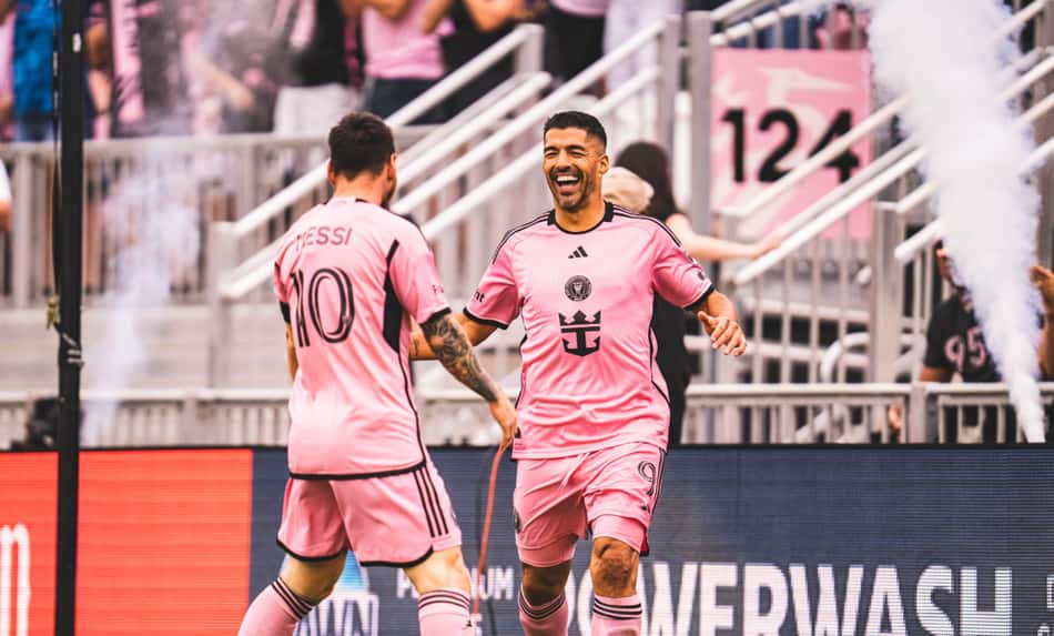 Messi estava acompanhado também de Luis Suárez no evento em Calcutá, na Índia (Foto: Reprodução/X/@InterMiamiCF)