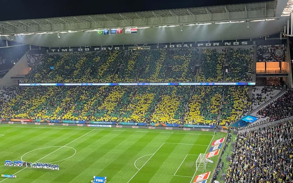 Ancelotti é homenageado com mosaico antes de Brasil x Paraguai