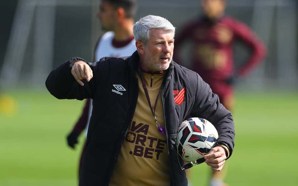 Técnico revela dificuldade do Athletico no mercado: 'O cara não quer vir'