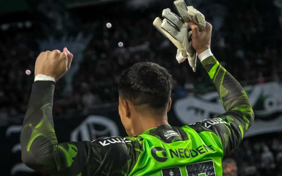 Coritiba exerce prioridade e compra goleiro do Fluminense; veja valor