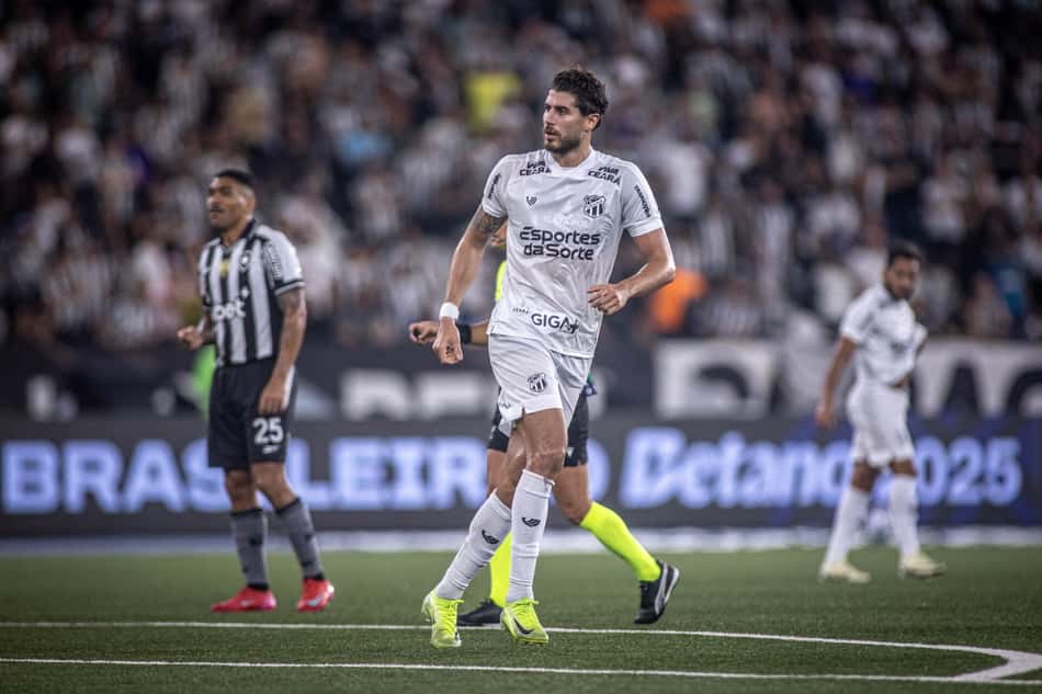 Pedro Raul na partida entre Botafogo e Ceará, pelo Brasileirão 2025 (Foto: Felipe Santos/Ceará SC)