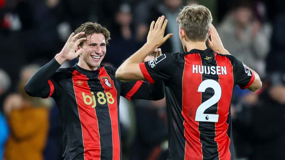 Próximo de reforçar o PSG, Zabarnyi celebra gol com Huijsen, no Bournemouth