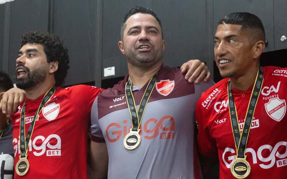 Vila Nova demite técnico que viralizou por fama de 'retranqueiro'