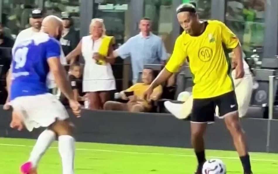 Ronaldinho dá drible desconcertante em segurança de Messi; confira