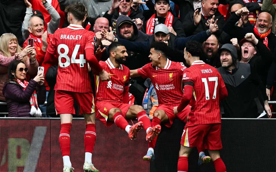 Salah comemora com Luis Díaz gol do Liverpool sobre o West Ham, pela Premier League