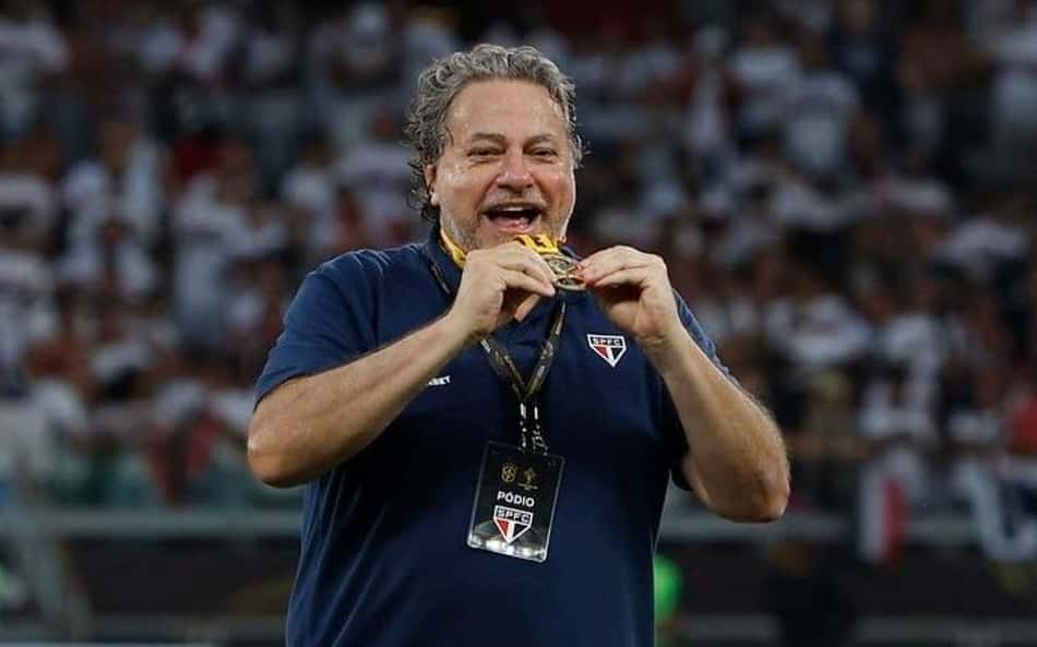 Web reage a imitação inusitada de presidente do São Paulo: 'Inacreditável'