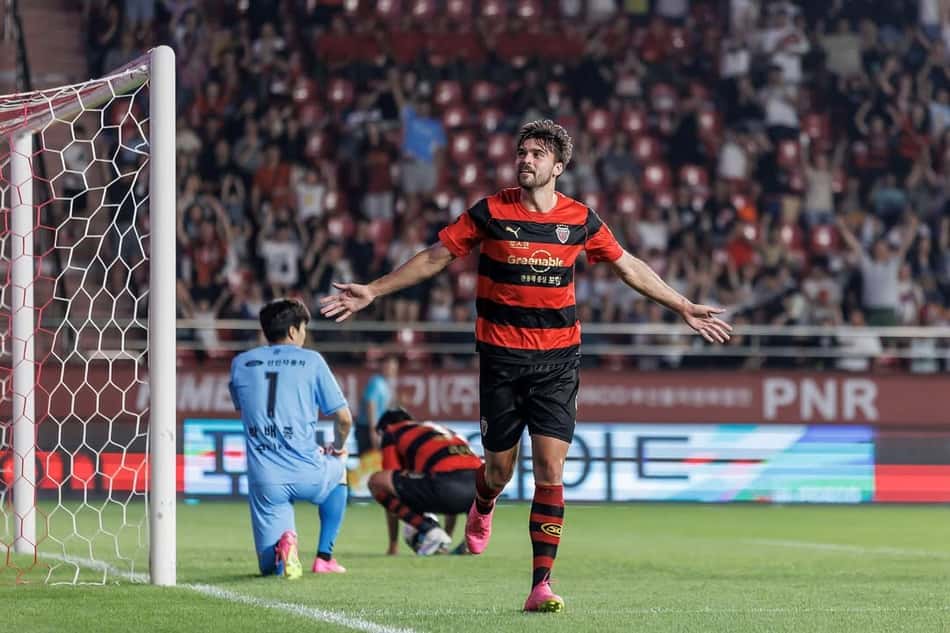 Zeca com a camisa do Pohang Steelers (Foto: reprodução)