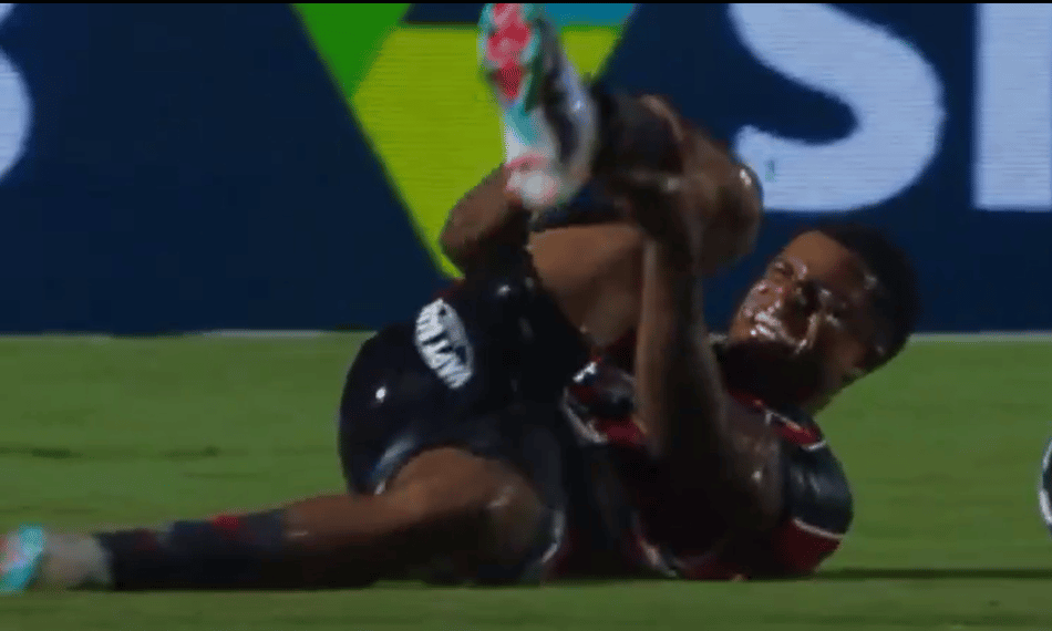 Jamerson sente dores após sofrer falta dura (Foto: reprodução / Premiere)
