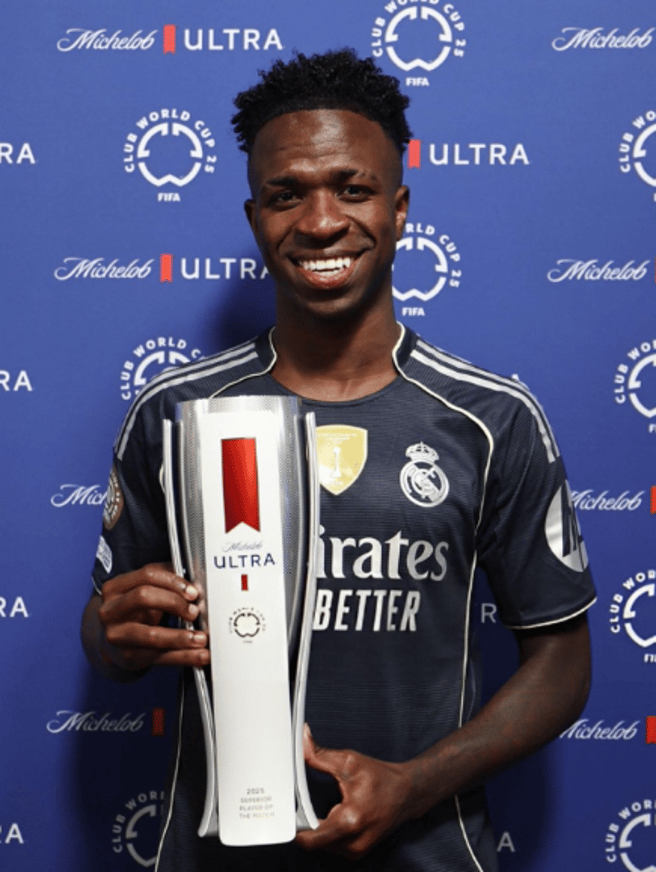 Vini Jr com o prêmio de melhor jogador contra o RB Salzburg