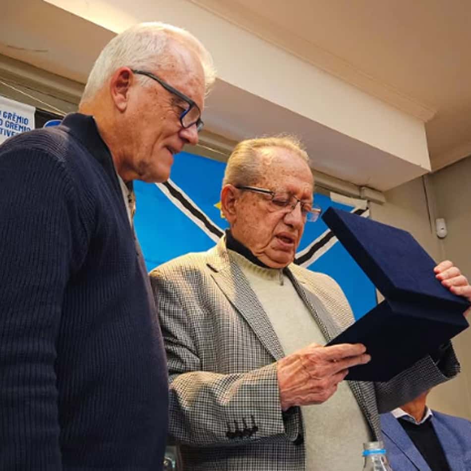 Sérgio Canozzi (à esquerda) entrega placa em homenagem a Saul Berdichevski. (Foto: Gabriel Dias/Movimento Pró-Grêmio)