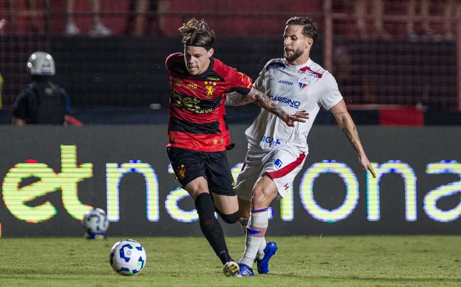 Athletico tenta contratar volante, mas time da Série A faz jogo duro e renova contrato