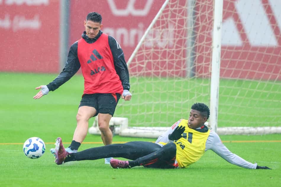 Rafael Borré, atacante, e Vitão, zagueiro, disputam no bola no treino do Internacional