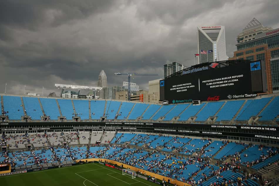 Telão do Bank of America Stadium alerta para risco de tempestade no jogo entre Benfica e Chelsea, pelo Mundial de Clubes Copa do Mundo (Foto: Angela Weiss/AFP)