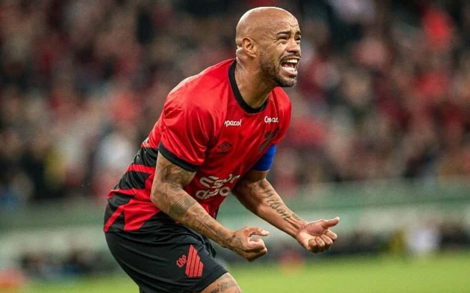 Zagueiro histórico do Athletico rescinde e acerta com lanterna da Série B