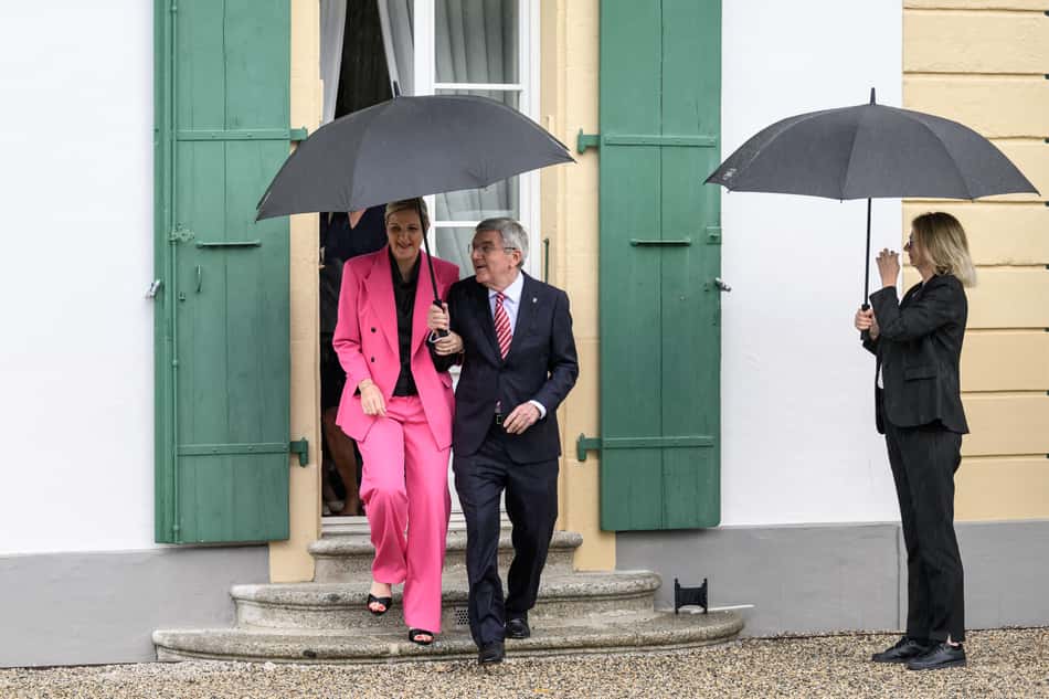 Thomas Bach e Kirsty Coventry na cerimônia do COI em Lausanne, na Suíça (foto: Fabrice COFFRINI / AFP)