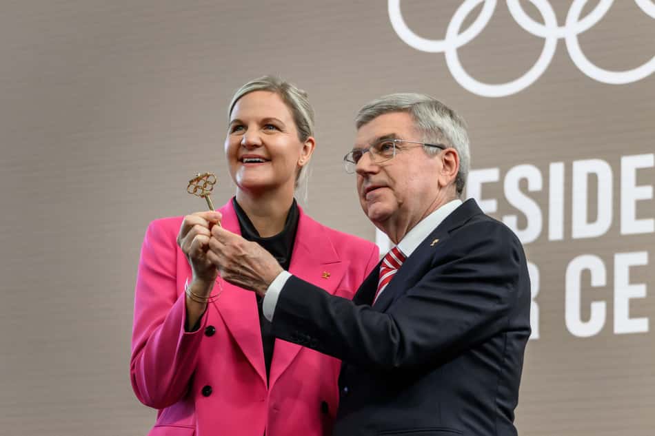 Thomas Bach e Kirsty Coventry na cerimônia do COI em Lausanne, na Suíça (foto: Fabrice COFFRINI / AFP)