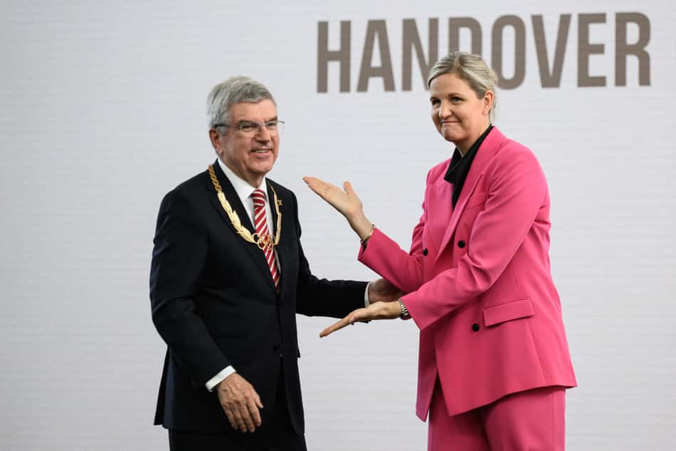 Thomas Bach e Kirsty Coventry na cerimônia do COI em Lausanne, na Suíça (foto: Fabrice COFFRINI / AFP)