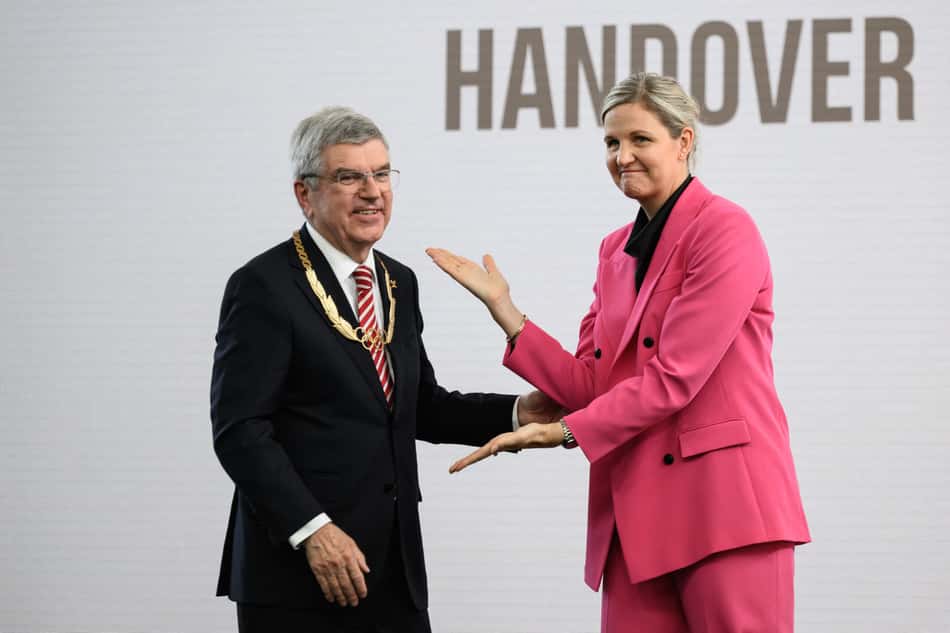 Thomas Bach e Kirsty Coventry na cerimônia do COI em Lausanne, na Suíça (foto: Fabrice COFFRINI / AFP)