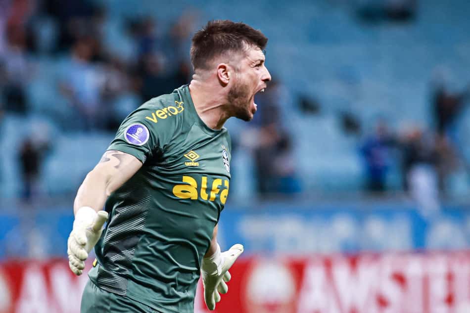 Tiago Volpi comemora em jogo do Grêmio. (Foto: Maxi Franzoi/AGIF)