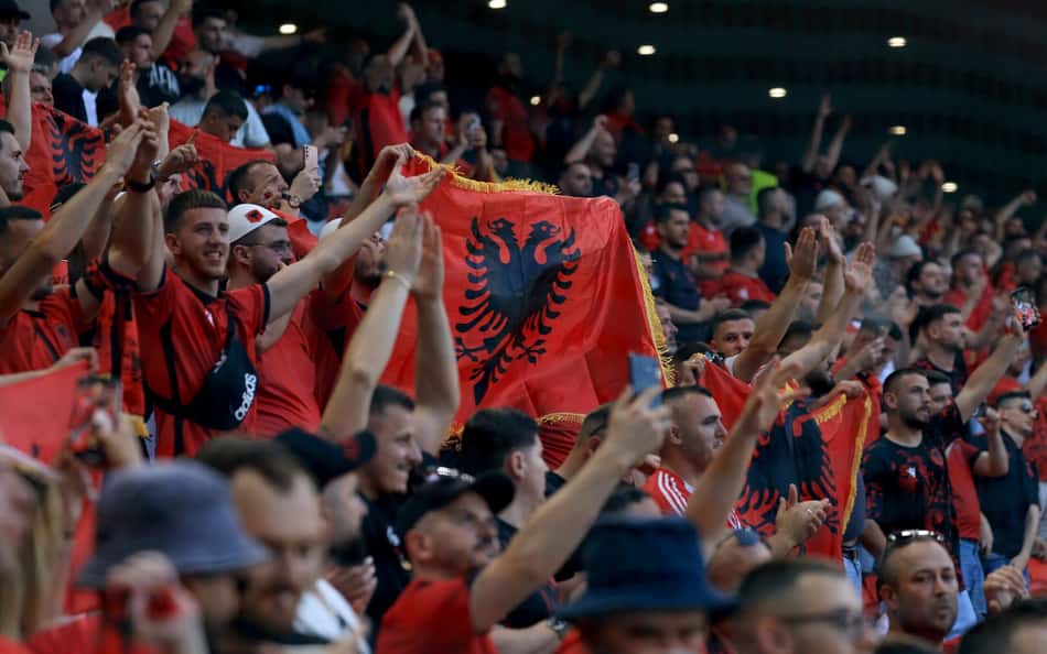 Torcedores albaneses rasgam bandeira sérvia antes do jogo