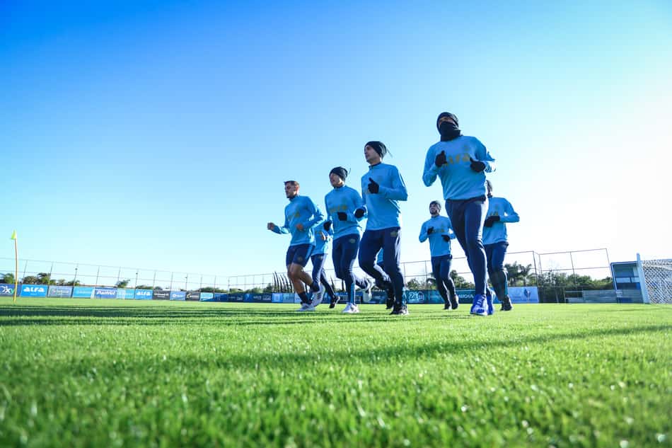 Jogadores do Grêmio correm no gramado no treinamento desta segunda-feira (23). (Foto: Lucas Uebel/Grêmio FBPA)
