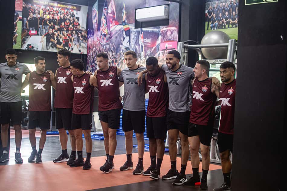 Atletas do Vitória reunidos na academia do clube (Foto: Victor Ferreira / EC Vitória)
