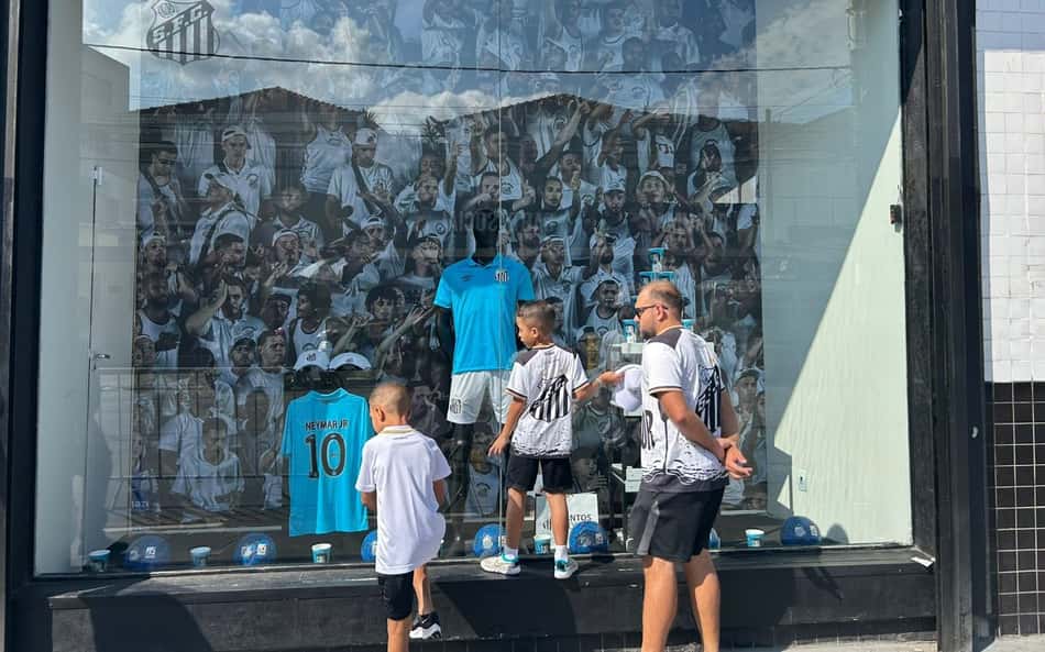 Nova camisa do Santos em homenagem a Neymar vira 'febre' na Vila: 'Boas memórias'