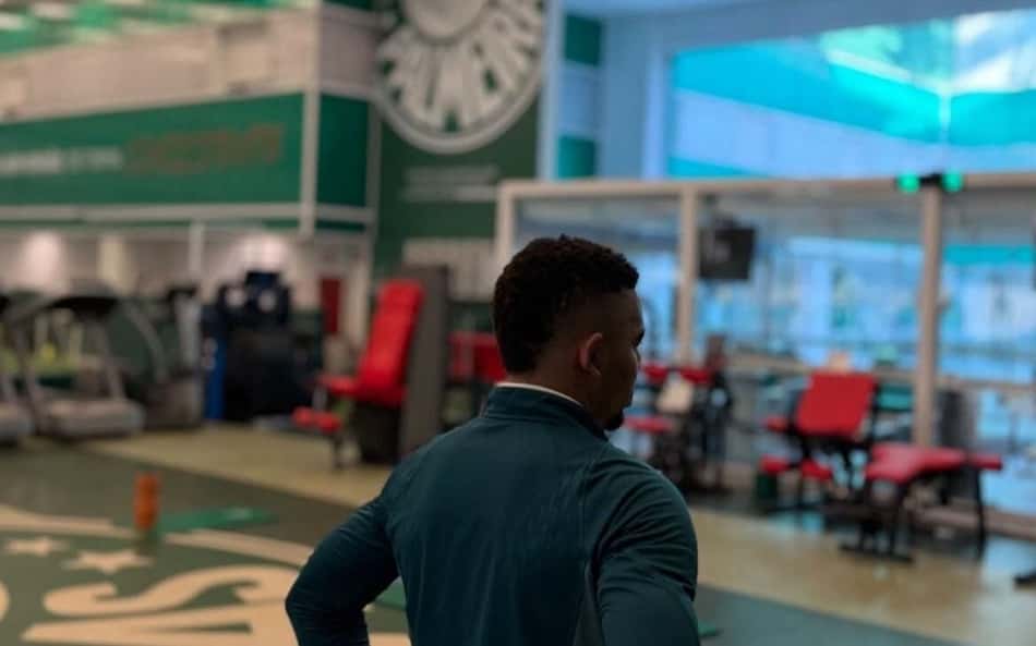 Em recuperação de lesão, Gabriel Jesus faz atividade no CT do Palmeiras
