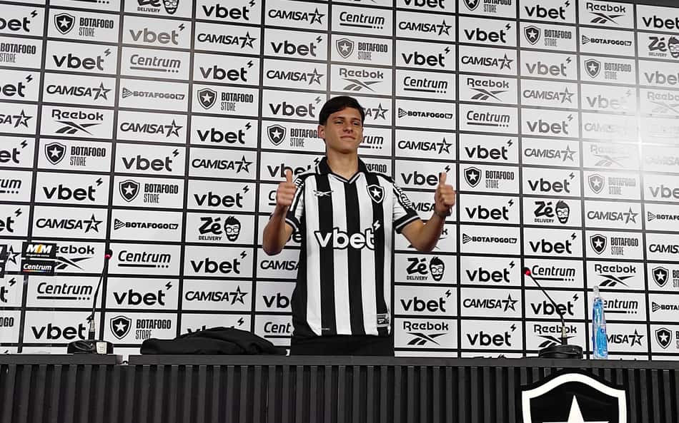 Álvaro Montoro fala sobre Thiago Almada e se declara ao Botafogo: 'Clube muito lindo'