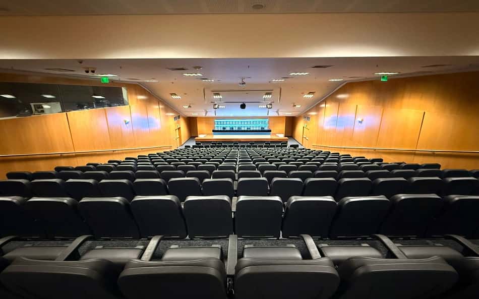 Arena do Grêmio reinaugura auditório mais de um ano após enchente no Rio Grande do Sul