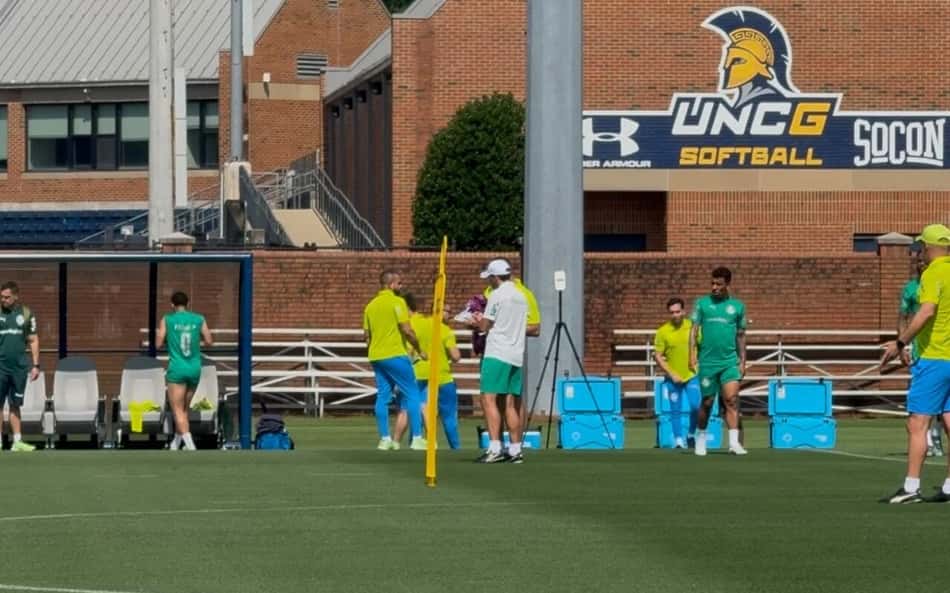 Abel detalha treino do Palmeiras e distribui times sem convocados