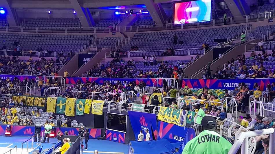 Torcida no Maracanãzinho na estreia da disputa masculina (Foto: Kauhan Fiaux / Lance!)