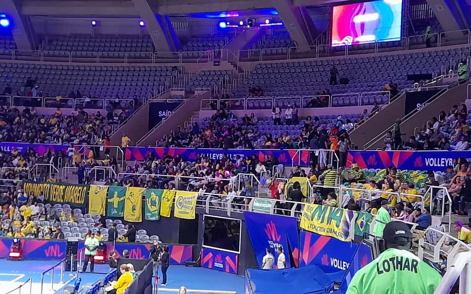 VÍDEO: torcida brasileira se aquece para Brasil e Irã na VNL masculina
