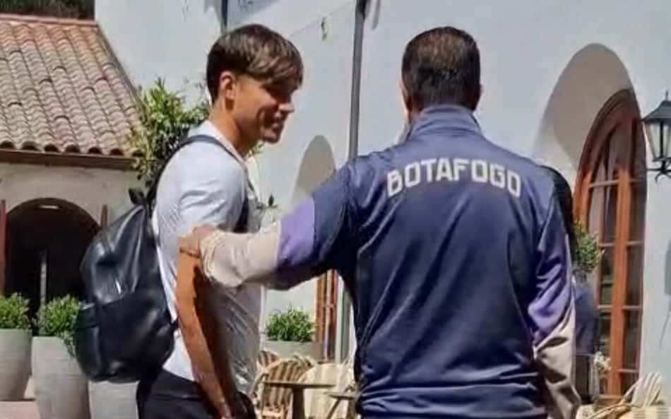 Correa é recebido por Renato Paiva e integra grupo do Botafogo para o Mundial